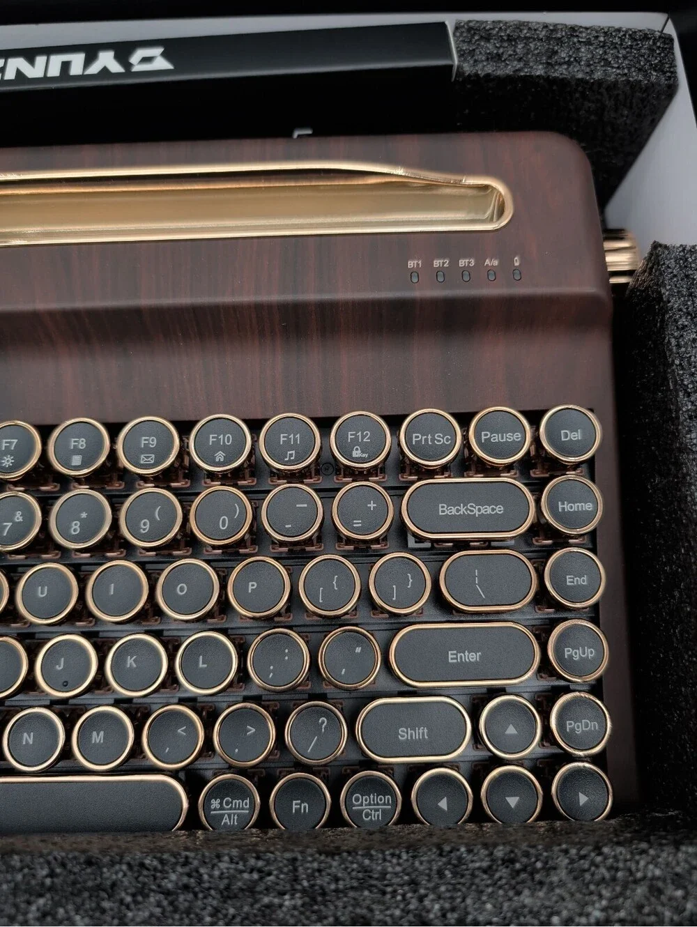 YunZii Retro Mechanical Bluetooth Keyboard with Wood Finish and Round Keycaps
